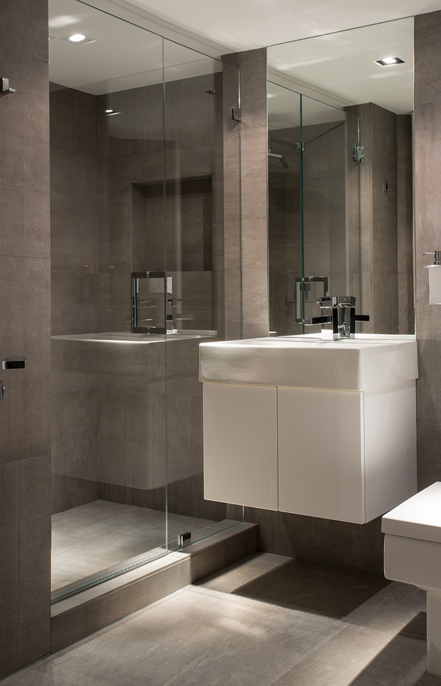 Источник вдохновения для домашнего уюта: главная ванная комната среднего размера в стиле модернизм с плоскими фасадами, белыми фасадами, душем в нише, серой плиткой, плиткой из листового камня, белыми стенами и врезной раковиной