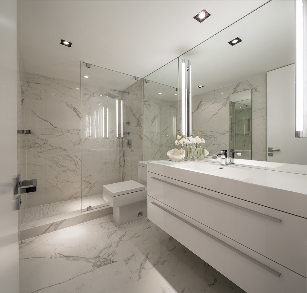 Свежая идея для дизайна: главная ванная комната среднего размера в стиле модернизм с плоскими фасадами, белыми фасадами, душем в нише, плиткой из листового камня, белыми стенами и врезной раковиной - отличное фото интерьера