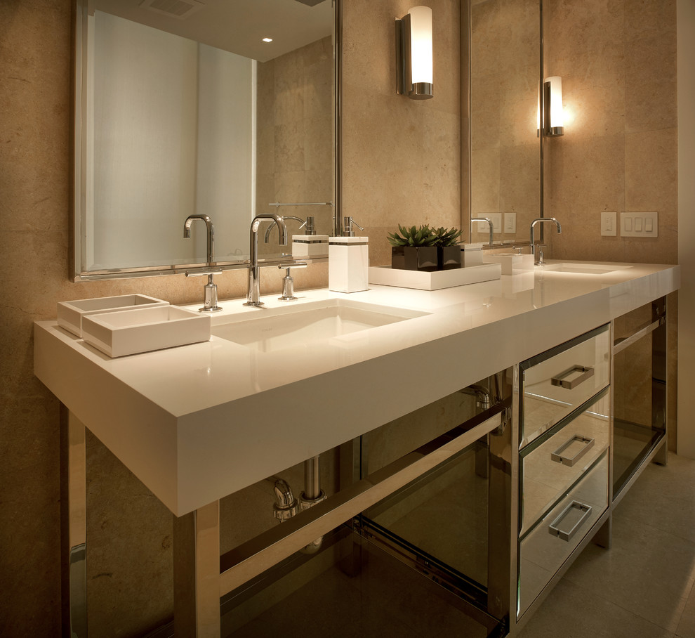 Mittelgroßes Modernes Badezimmer En Suite mit beiger Wandfarbe und integriertem Waschbecken in Miami