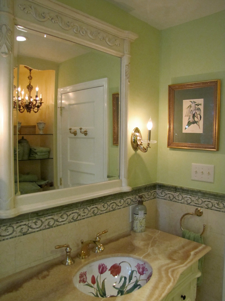 На фото: маленькая главная ванная комната в классическом стиле с фасадами островного типа, белыми фасадами, душем в нише, раздельным унитазом, желтой плиткой, плиткой из известняка, зелеными стенами, полом из мозаичной плитки, врезной раковиной, столешницей из оникса, желтым полом, душем с распашными дверями и желтой столешницей для на участке и в саду с