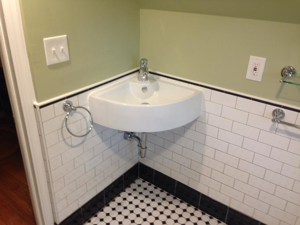 Immagine di una piccola stanza da bagno vittoriana con zona vasca/doccia separata, WC a due pezzi, piastrelle bianche, piastrelle diamantate, pareti verdi, pavimento con piastrelle a mosaico e lavabo sospeso
