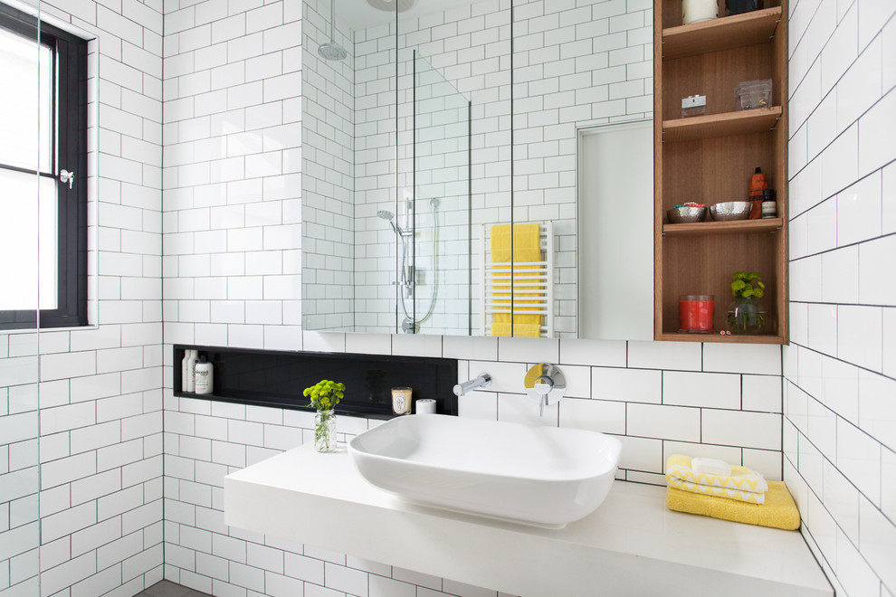 メルボルンにある小さなコンテンポラリースタイルのおしゃれな浴室 (人工大理石カウンター、オープン型シャワー、白いタイル、セラミックタイル) の写真