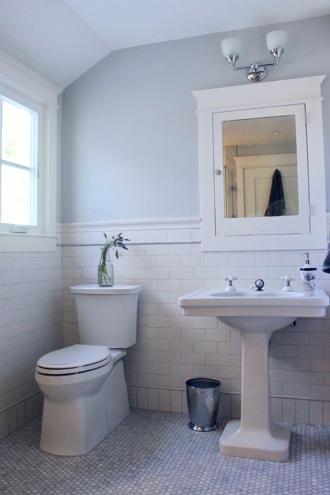 Modelo de cuarto de baño clásico de tamaño medio con baldosas y/o azulejos blancos, baldosas y/o azulejos de cemento, paredes grises, suelo de mármol, lavabo con pedestal, suelo gris y ducha con puerta con bisagras