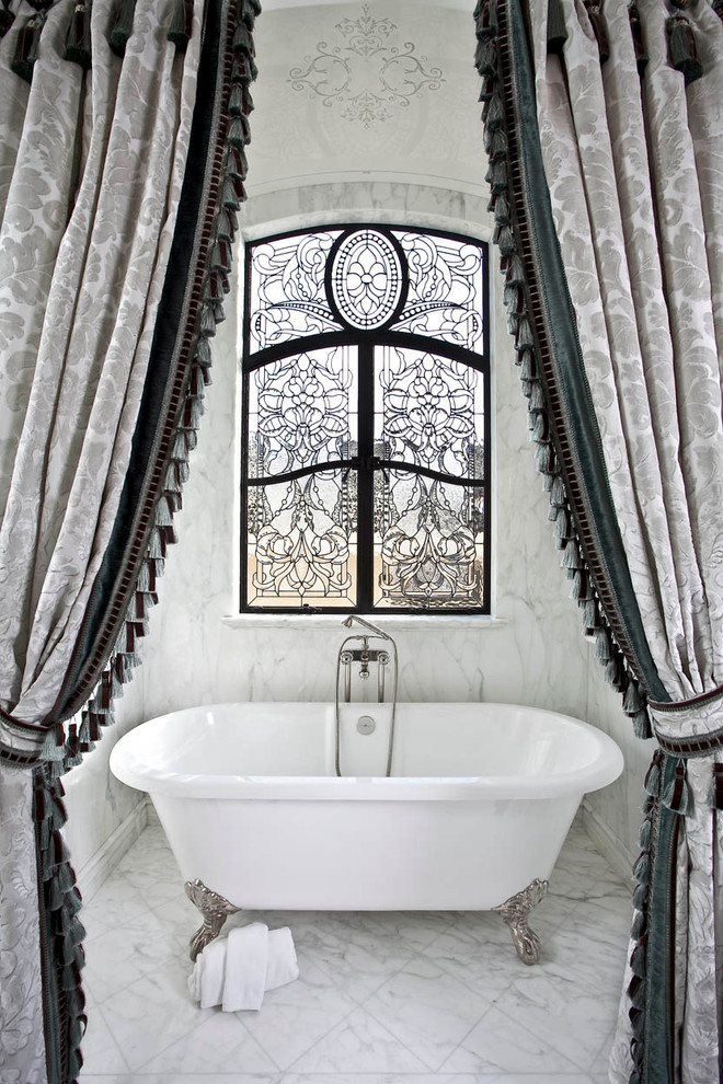 Foto di una stanza da bagno chic con vasca con piedi a zampa di leone e piastrelle bianche