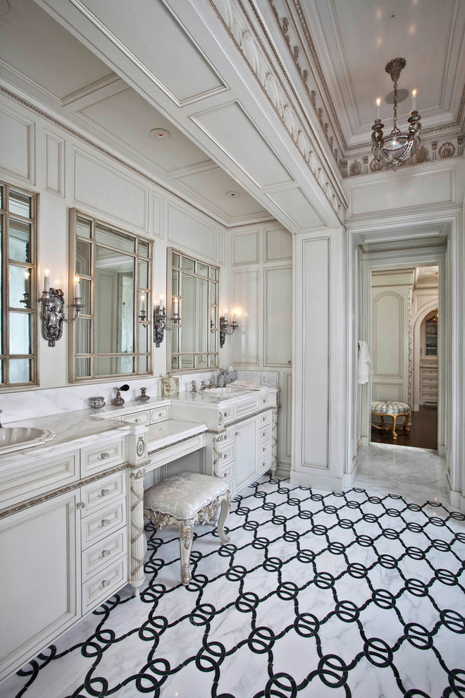 Inspiration pour une salle de bain traditionnelle avec un lavabo posé, un placard avec porte à panneau encastré, des portes de placard blanches et un carrelage multicolore.