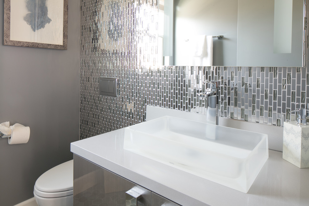 Ispirazione per una stanza da bagno con doccia contemporanea di medie dimensioni con ante lisce, ante grigie, piastrelle grigie, pareti grigie e lavabo a bacinella