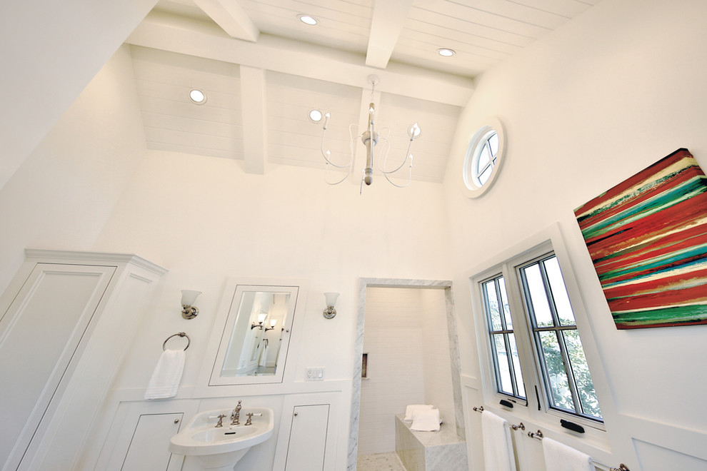 Esempio di una grande stanza da bagno padronale country con vasca freestanding, doccia ad angolo, pareti bianche, lavabo a colonna, pavimento bianco, doccia aperta e pavimento in marmo