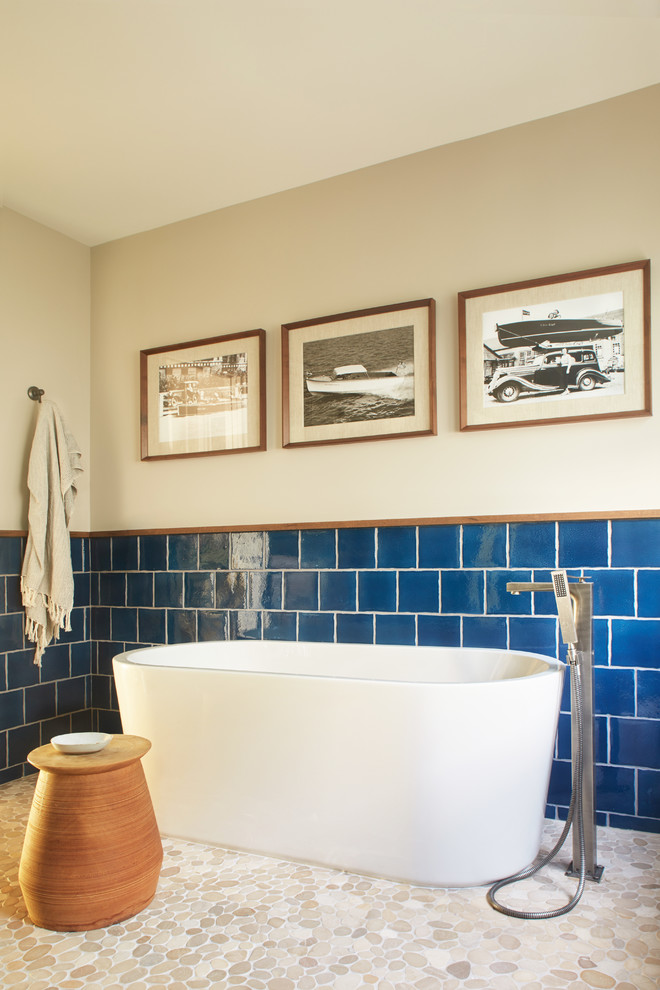 Foto di una stanza da bagno padronale di medie dimensioni con vasca freestanding, piastrelle blu, piastrelle in terracotta e pavimento con piastrelle di ciottoli