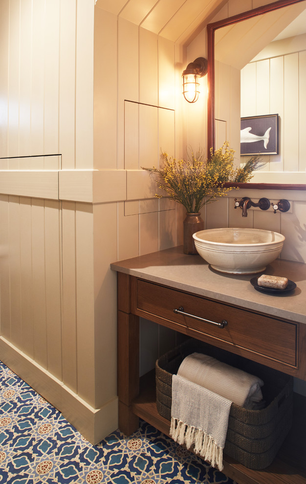 Idéer för ett mellanstort badrum med dusch, med möbel-liknande, skåp i mörkt trä, blå kakel, beige väggar, klinkergolv i porslin, ett fristående handfat och bänkskiva i kvarts