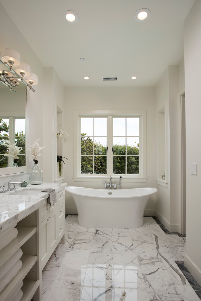 Стильный дизайн: большая главная ванная комната в морском стиле с фасадами в стиле шейкер, белыми фасадами, отдельно стоящей ванной, душем в нише, унитазом-моноблоком, белыми стенами, накладной раковиной и мраморной столешницей - последний тренд