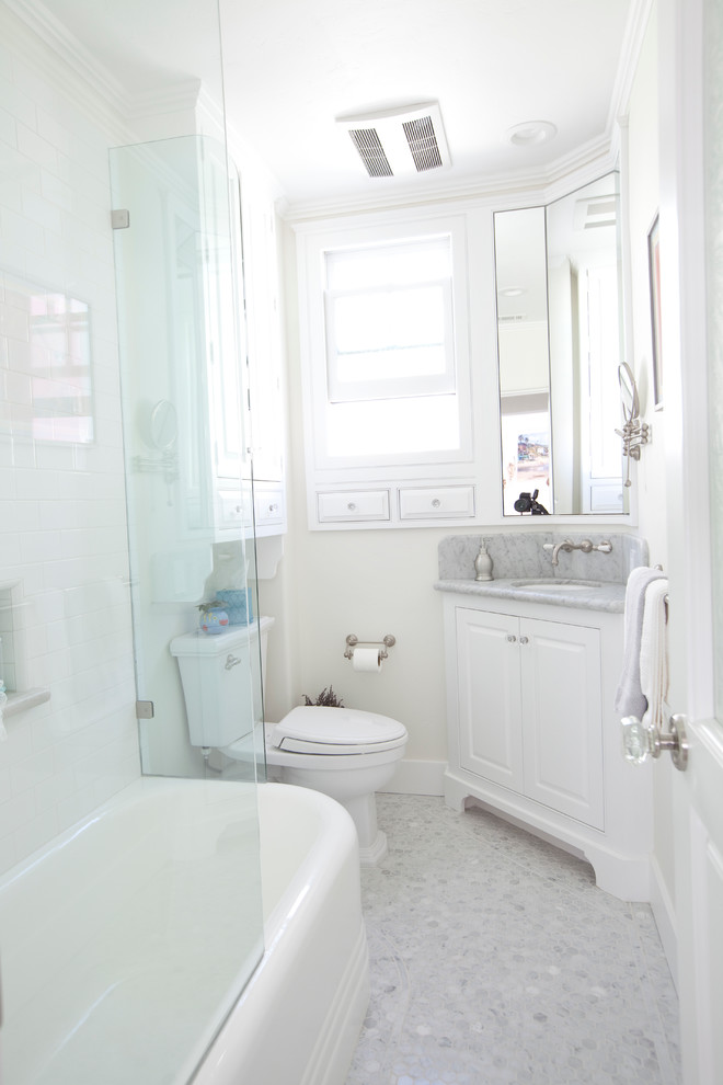 На фото: главная ванная комната среднего размера в классическом стиле с фасадами с утопленной филенкой, белыми фасадами, накладной ванной, угловым душем, раздельным унитазом, белой плиткой, плиткой кабанчик, белыми стенами, мраморным полом, врезной раковиной, мраморной столешницей, белым полом, душем с распашными дверями и белой столешницей с