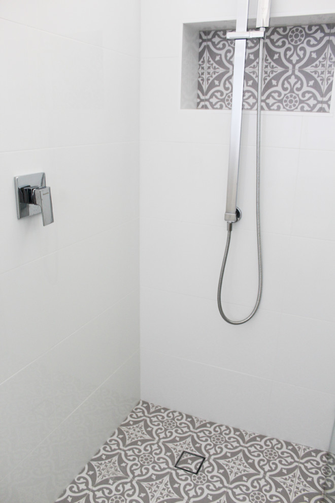 Kleines Modernes Duschbad mit flächenbündigen Schrankfronten, dunklen Holzschränken, offener Dusche, Toilette mit Aufsatzspülkasten, weißen Fliesen, Keramikfliesen, weißer Wandfarbe, Mosaik-Bodenfliesen, integriertem Waschbecken, Mineralwerkstoff-Waschtisch, buntem Boden, offener Dusche und weißer Waschtischplatte in Perth