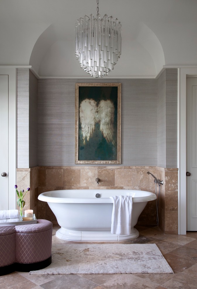 Klassisk inredning av ett en-suite badrum, med ett fristående badkar och grå väggar
