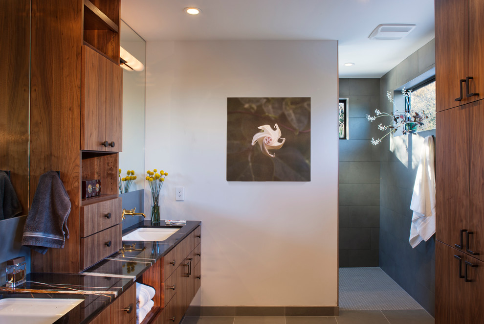 На фото: ванная комната в стиле модернизм с душем без бортиков с