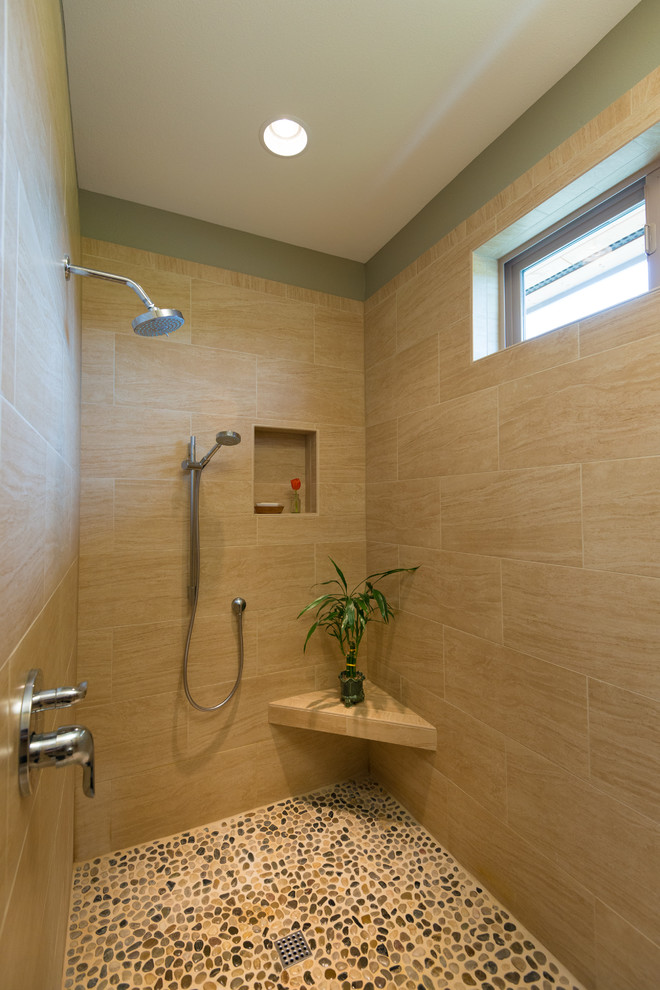 Ejemplo de cuarto de baño principal moderno de tamaño medio con armarios con paneles lisos, ducha empotrada, baldosas y/o azulejos beige, baldosas y/o azulejos de porcelana, paredes verdes y suelo de baldosas tipo guijarro