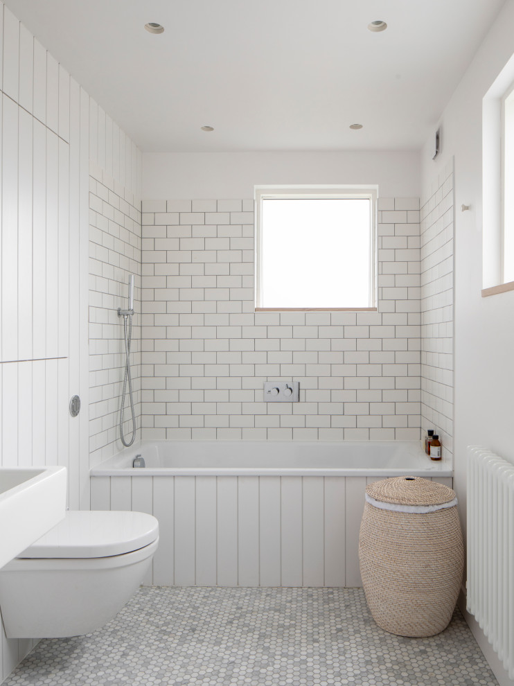 サセックスにある北欧スタイルのおしゃれな浴室の写真