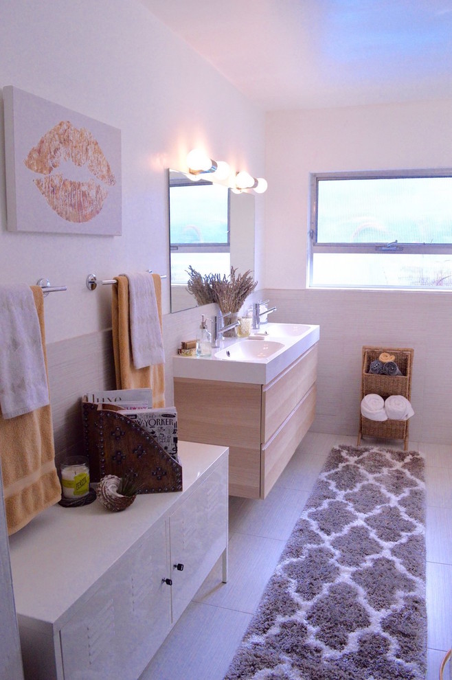 На фото: главная ванная комната среднего размера в стиле неоклассика (современная классика) с плоскими фасадами, светлыми деревянными фасадами, серой плиткой, каменной плиткой, белыми стенами, полом из керамогранита, монолитной раковиной и серым полом с