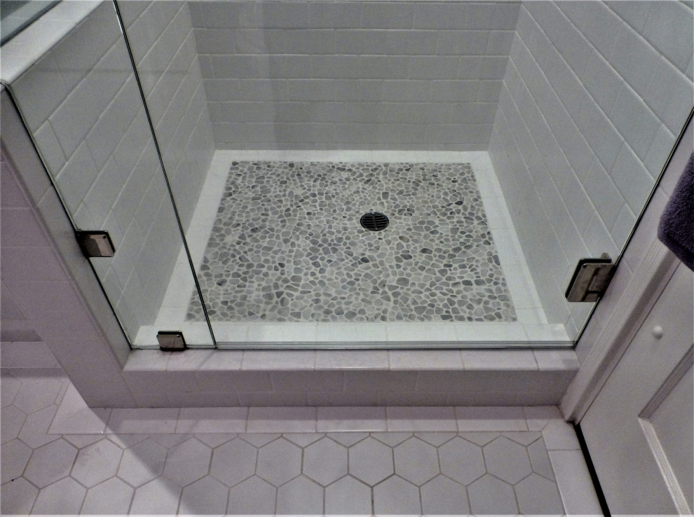 Idéer för att renovera ett litet vintage flerfärgad flerfärgat en-suite badrum, med luckor med upphöjd panel, beige skåp, ett badkar i en alkov, en hörndusch, en toalettstol med separat cisternkåpa, vit kakel, tunnelbanekakel, lila väggar, klinkergolv i porslin, ett undermonterad handfat, marmorbänkskiva, beiget golv och dusch med gångjärnsdörr