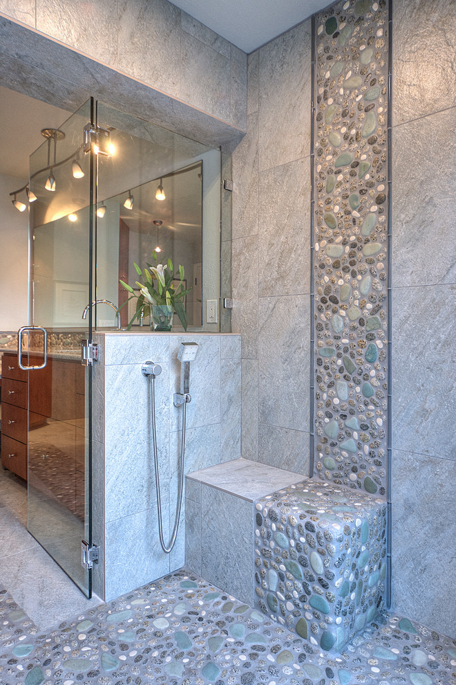 Ejemplo de cuarto de baño actual con ducha abierta, suelo de baldosas tipo guijarro y ducha con puerta con bisagras