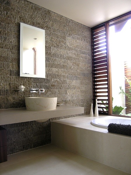 Esempio di una stanza da bagno tropicale con top in quarzo composito