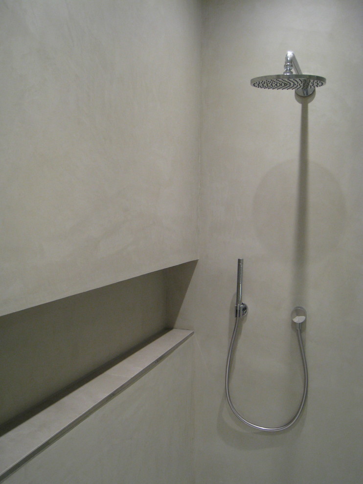 Modern inredning av ett mycket stort badrum, med grå väggar