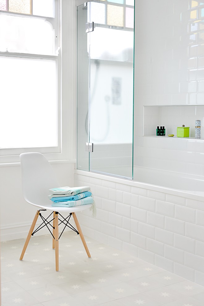 Источник вдохновения для домашнего уюта: детская ванная комната в современном стиле с накладной ванной, душем над ванной, цементной плиткой, белыми стенами и белой плиткой