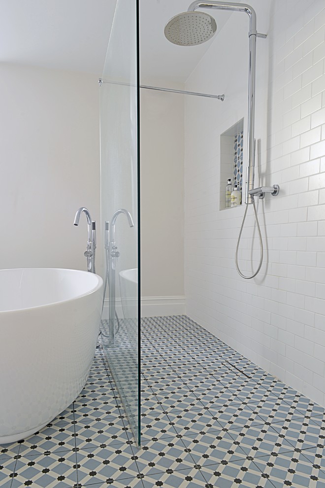 Idée de décoration pour une salle de bain principale tradition avec une baignoire indépendante, une douche ouverte, un carrelage bleu, des carreaux de céramique, un mur blanc et un sol en carrelage de céramique.