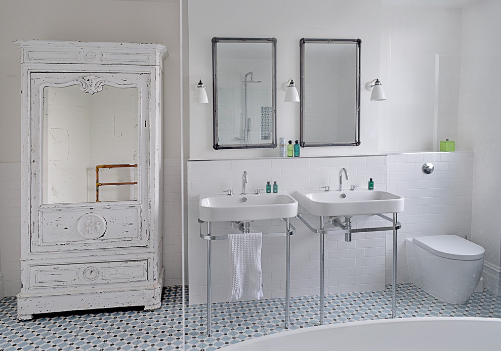Exempel på ett klassiskt en-suite badrum, med möbel-liknande, skåp i slitet trä, ett fristående badkar, en toalettstol med hel cisternkåpa, blå kakel, vita väggar, klinkergolv i keramik, ett konsol handfat och keramikplattor