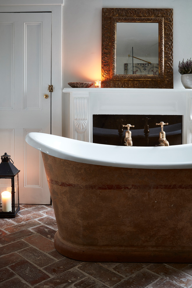 Стильный дизайн: большая ванная комната в стиле рустика с отдельно стоящей ванной, белой плиткой, кирпичным полом и красным полом - последний тренд