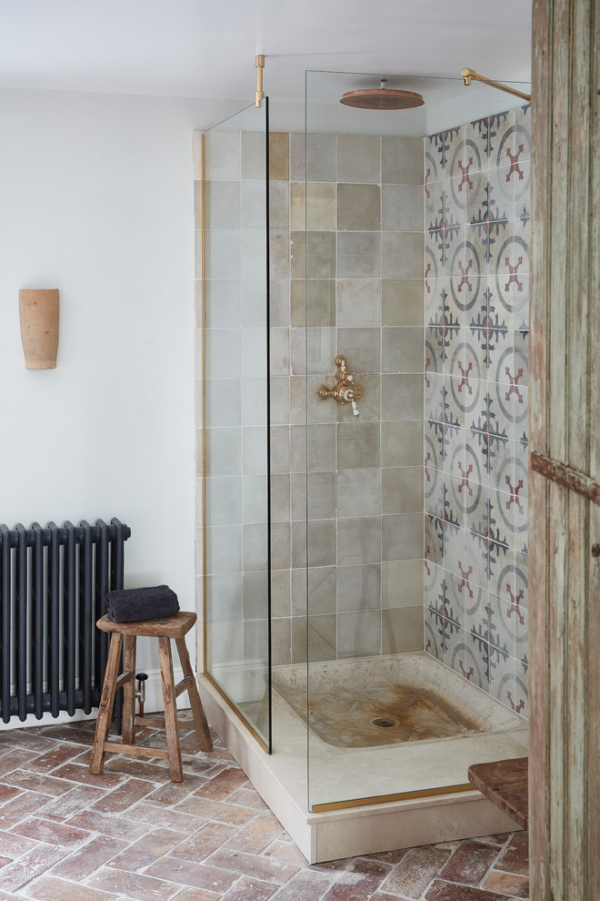 Cette photo montre une salle de bain méditerranéenne de taille moyenne avec une douche d'angle, un carrelage beige, un carrelage gris, un carrelage rouge, un carrelage blanc, un sol en brique, un sol marron et aucune cabine.