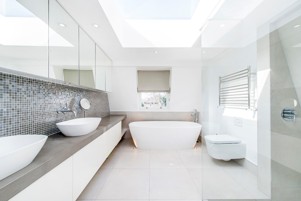Immagine di una stanza da bagno minimal con vasca freestanding