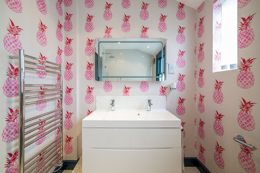 Inspiration pour une salle de bain design pour enfant avec un placard à porte plane, des portes de placard blanches et un lavabo posé.