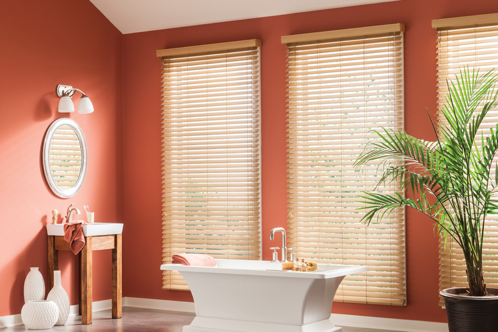 Klassisches Badezimmer En Suite mit freistehender Badewanne und oranger Wandfarbe in Sonstige