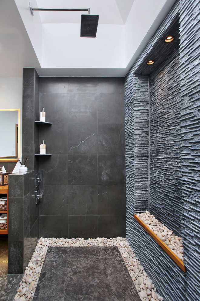 Idée de décoration pour une salle de bain design avec une douche ouverte et aucune cabine.