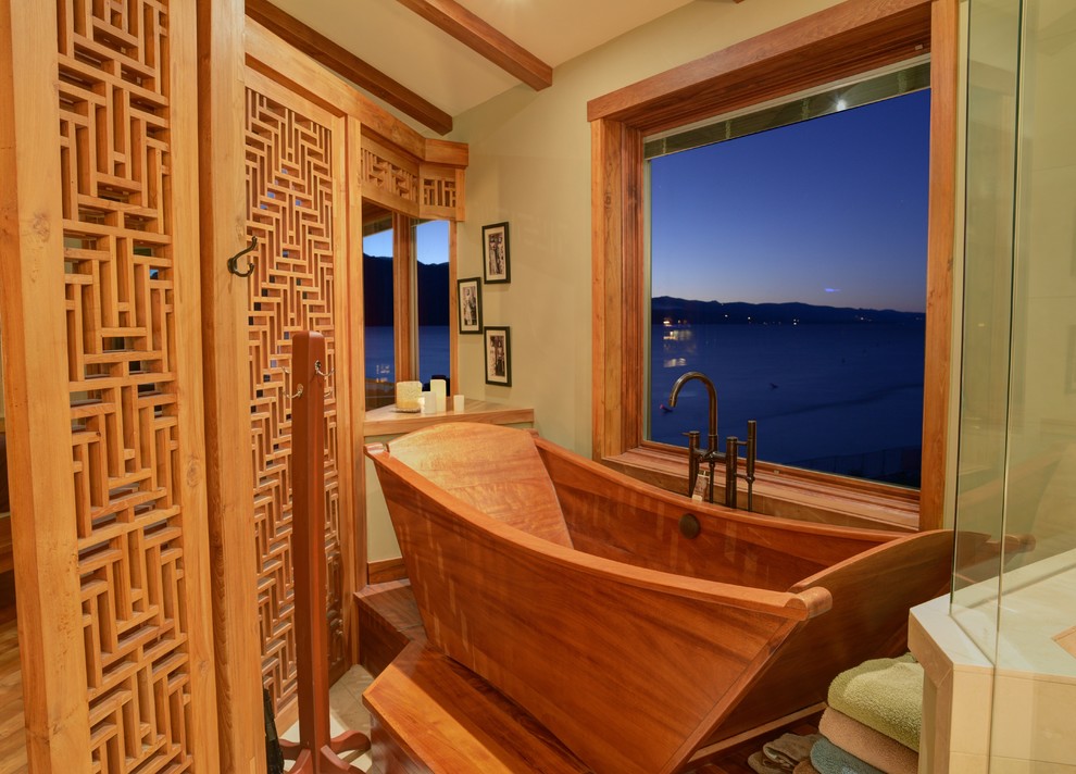 На фото: главная ванная комната в морском стиле с отдельно стоящей ванной
