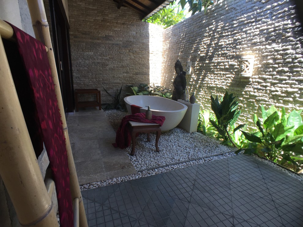 Пример оригинального дизайна: главная ванная комната среднего размера в морском стиле с отдельно стоящей ванной, открытым душем, унитазом-моноблоком, серыми стенами, полом из галечной плитки, накладной раковиной и открытым душем