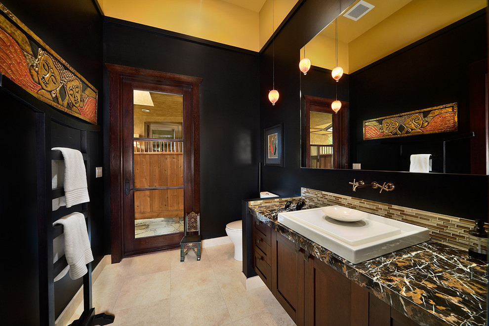Идея дизайна: ванная комната в восточном стиле с настольной раковиной и черными стенами