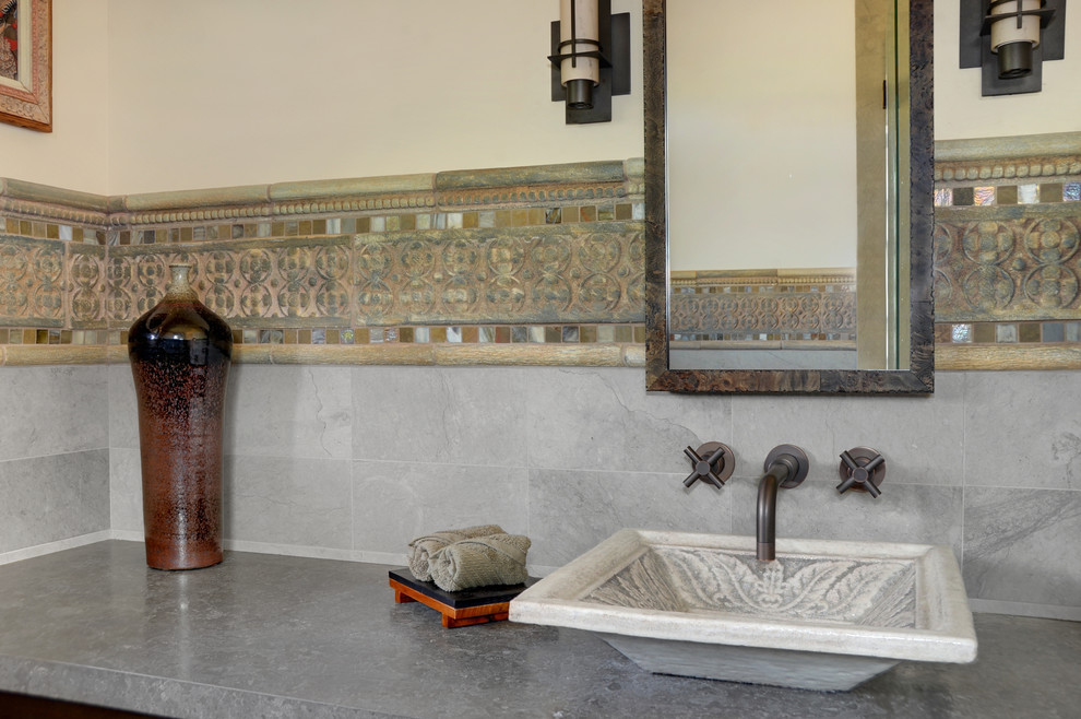 Exotisk inredning av ett stort en-suite badrum, med släta luckor, skåp i mörkt trä, en öppen dusch, beige kakel och ett integrerad handfat