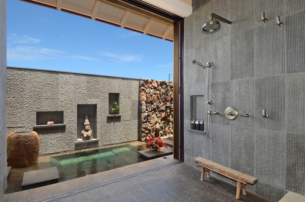 Inspiration pour une grande salle de bain principale asiatique avec une douche ouverte, un carrelage gris, aucune cabine et un mur en pierre.