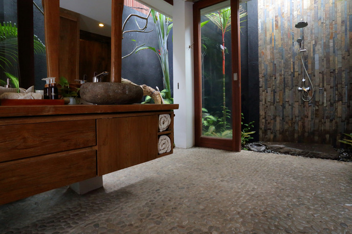 На фото: ванная комната в морском стиле с бежевой плиткой, бежевыми стенами и каменной плиткой с