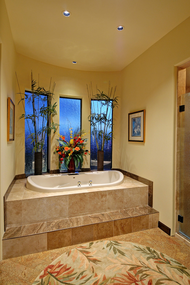 Idées déco pour une salle de bain principale exotique de taille moyenne avec une baignoire posée, un carrelage beige, des carreaux de porcelaine, un mur jaune et un sol en liège.