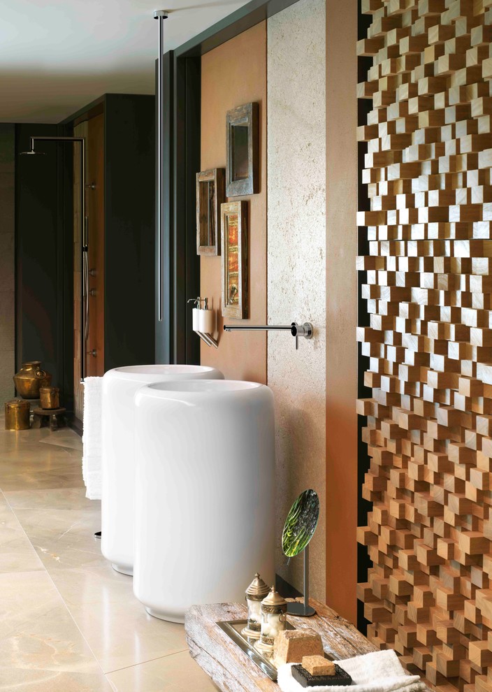 Modelo de cuarto de baño de estilo zen con lavabo con pedestal, ducha abierta, baldosas y/o azulejos beige, baldosas y/o azulejos de porcelana y suelo de baldosas de cerámica