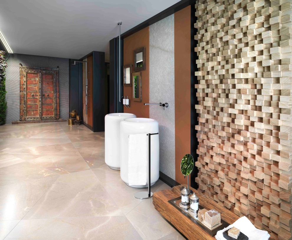 Foto di una stanza da bagno etnica con lavabo a colonna, doccia aperta, piastrelle beige, piastrelle in gres porcellanato e pavimento con piastrelle in ceramica