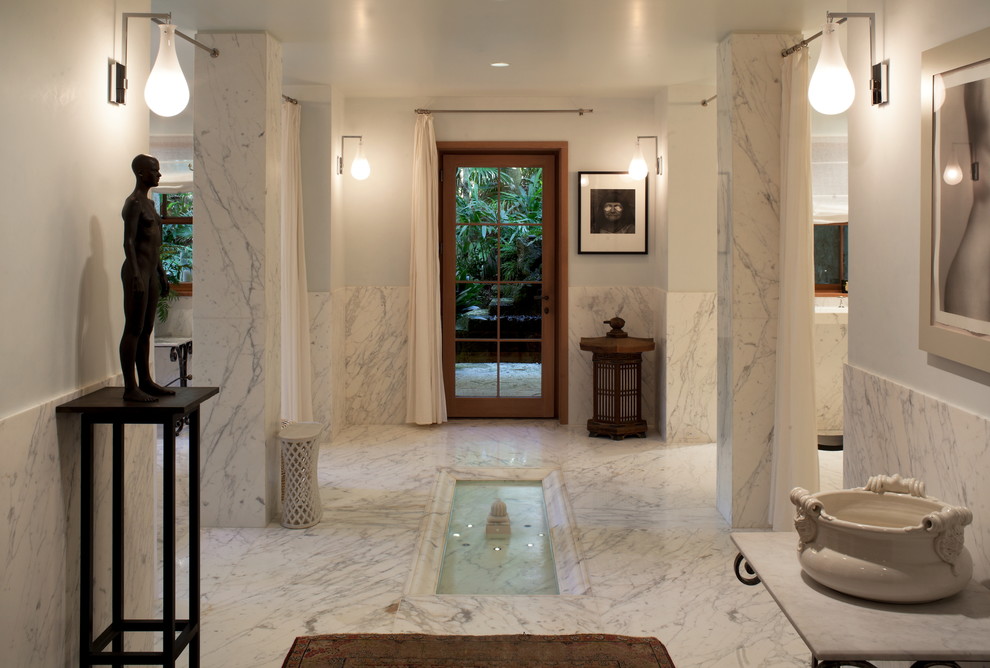 Foto di una stanza da bagno etnica con piastrelle bianche, piastrelle in pietra e pareti bianche