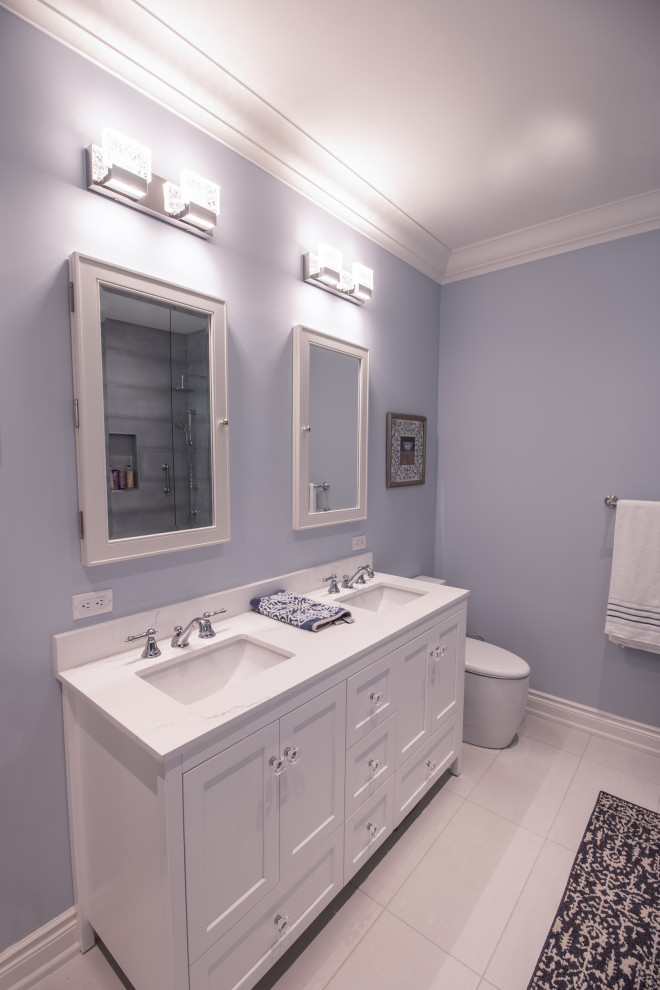 Inspiration för mellanstora moderna vitt en-suite badrum, med släta luckor, vita skåp, ett fristående badkar, en kantlös dusch, bänkskiva i kvarts, klinkergolv i porslin, ett avlångt handfat och dusch med gångjärnsdörr