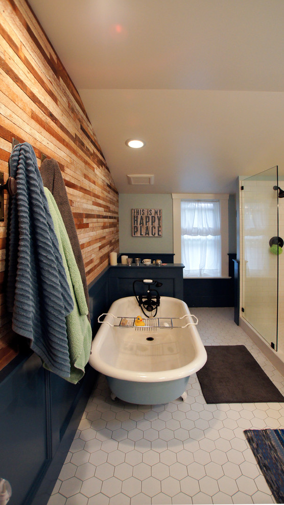 Идея дизайна: большая главная ванная комната в стиле кантри с синими фасадами, отдельно стоящей ванной, серой плиткой, разноцветными стенами, угловым душем, керамогранитной плиткой, полом из керамогранита, врезной раковиной и столешницей из дерева