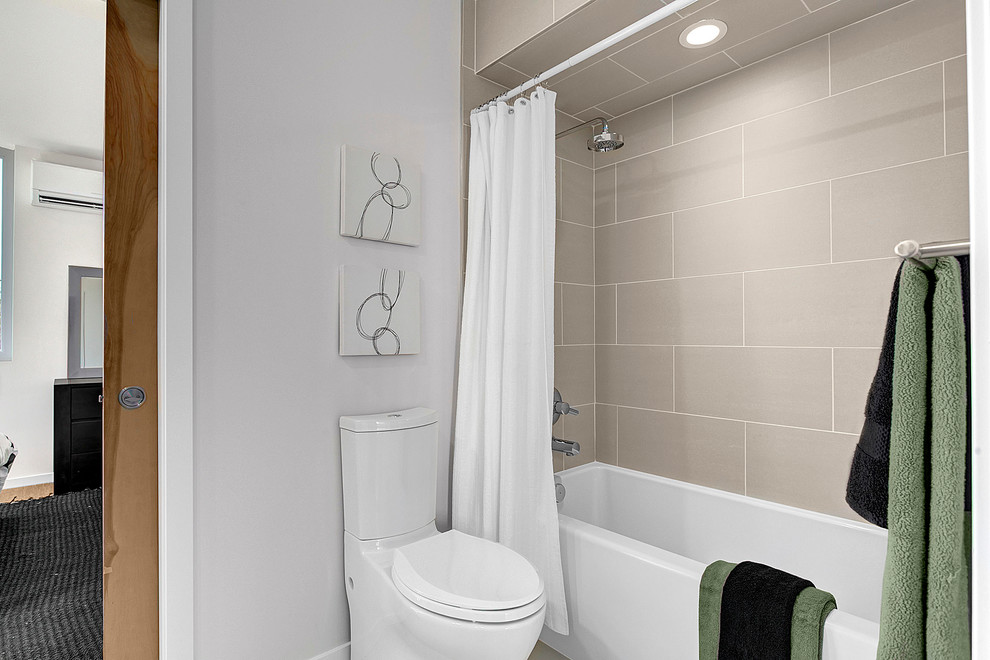 Example of a minimalist bathroom design in Seattle