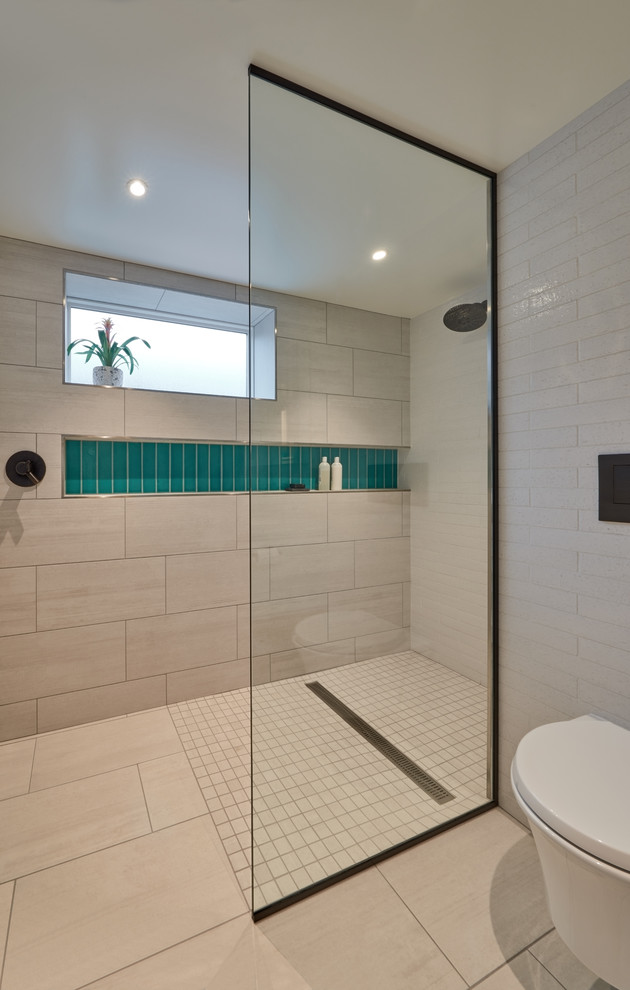 Esempio di una stanza da bagno minimalista con doccia aperta, piastrelle bianche e doccia aperta