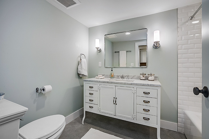 Esempio di una stanza da bagno tradizionale con pareti bianche