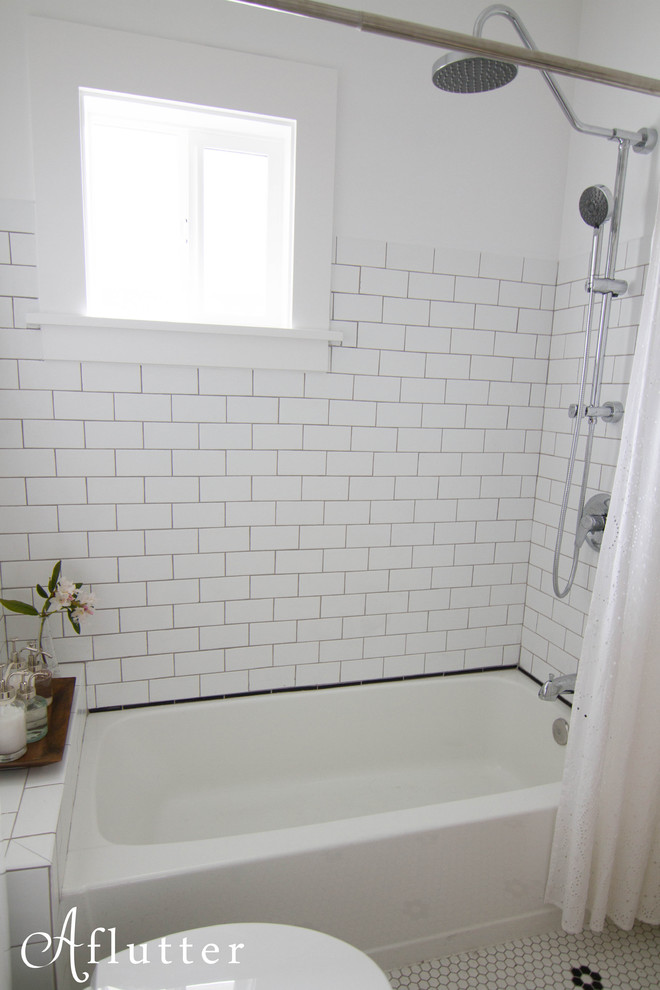 Ejemplo de cuarto de baño de estilo americano pequeño con bañera empotrada, ducha empotrada, paredes blancas y suelo de baldosas de porcelana